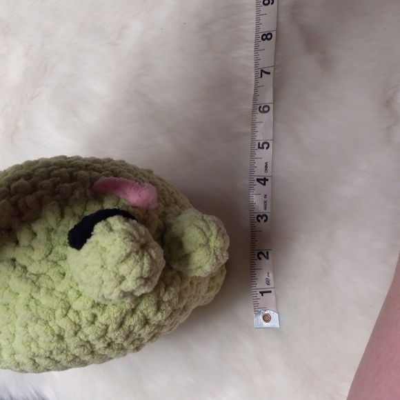 🆕 Handmade Crochet Lime Coloured Frog Holding a Knife - Picture 4 of 6